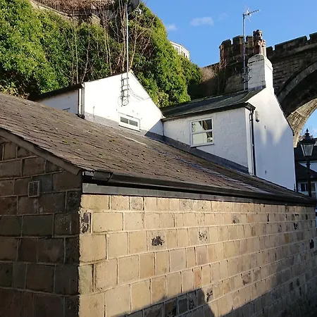 Teardrop 招待所 *